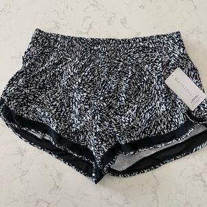 NWT Printed mesh racer run short 4”